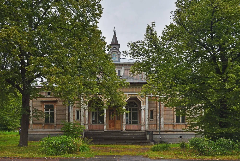 Старинная деревянная ратуша в городе Сортавала, Республика Карелия