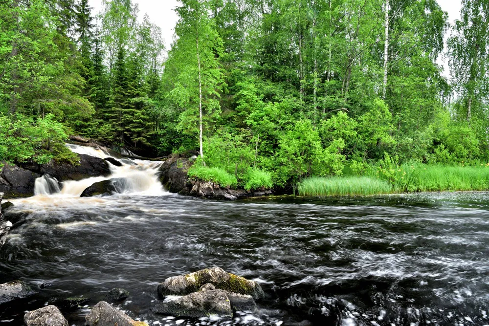 Рускеальский водопад на реке Тохмайоки в Карелии 