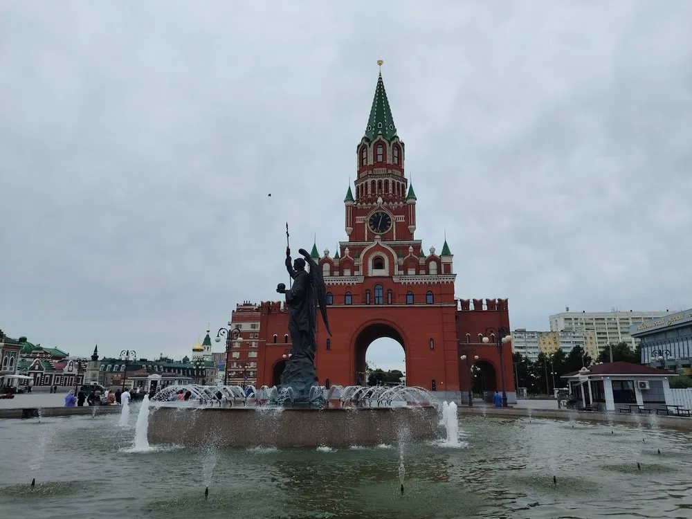 Благовещенская башня и фонтан с Архангелом Гавриилом на площади Республики и Пресвятой Девы Марии