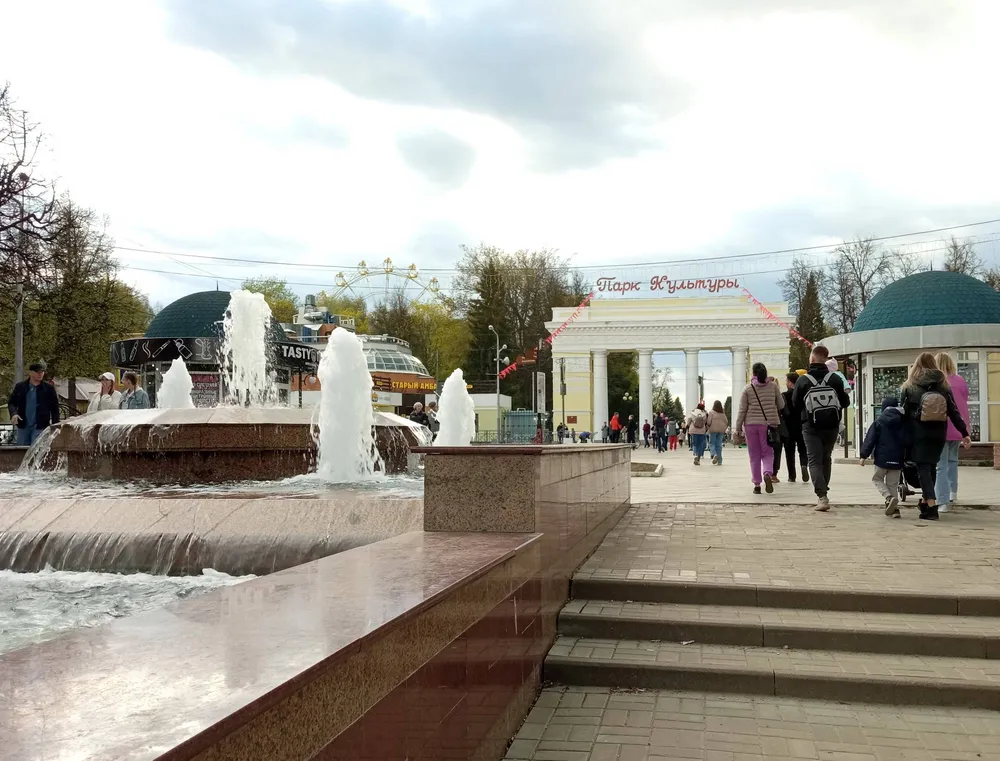 Фонтан на пешеходном бульваре Чавайна перед входом в Центральный парк в Йошкар-Оле