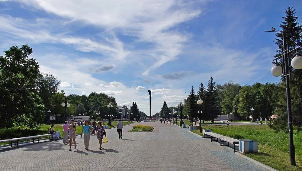Аллея Воинской Славы в Центральном парке Йошкар-Олы с Монументом Победы