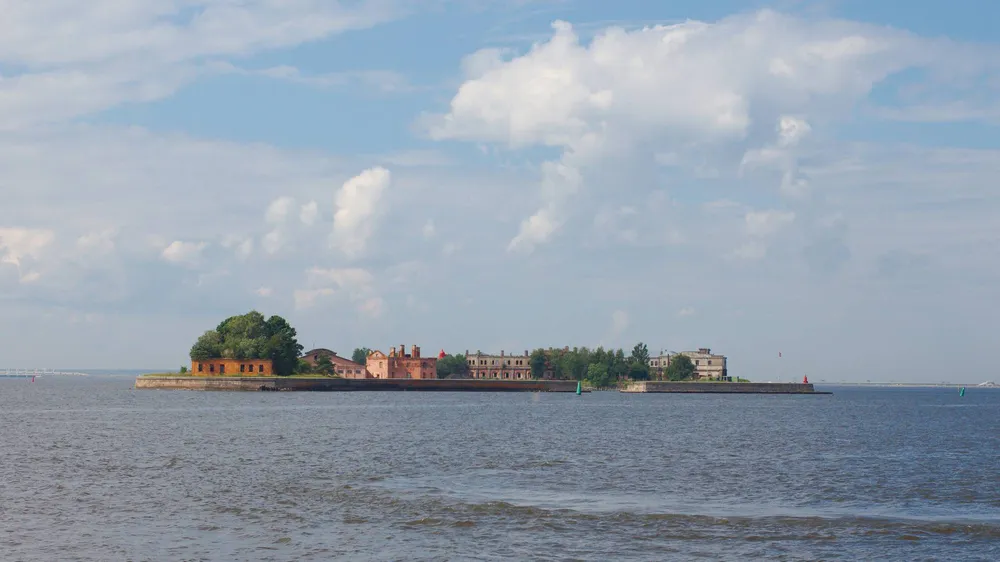 Форт Кроншлот посреди Финского залива в Кронштадте