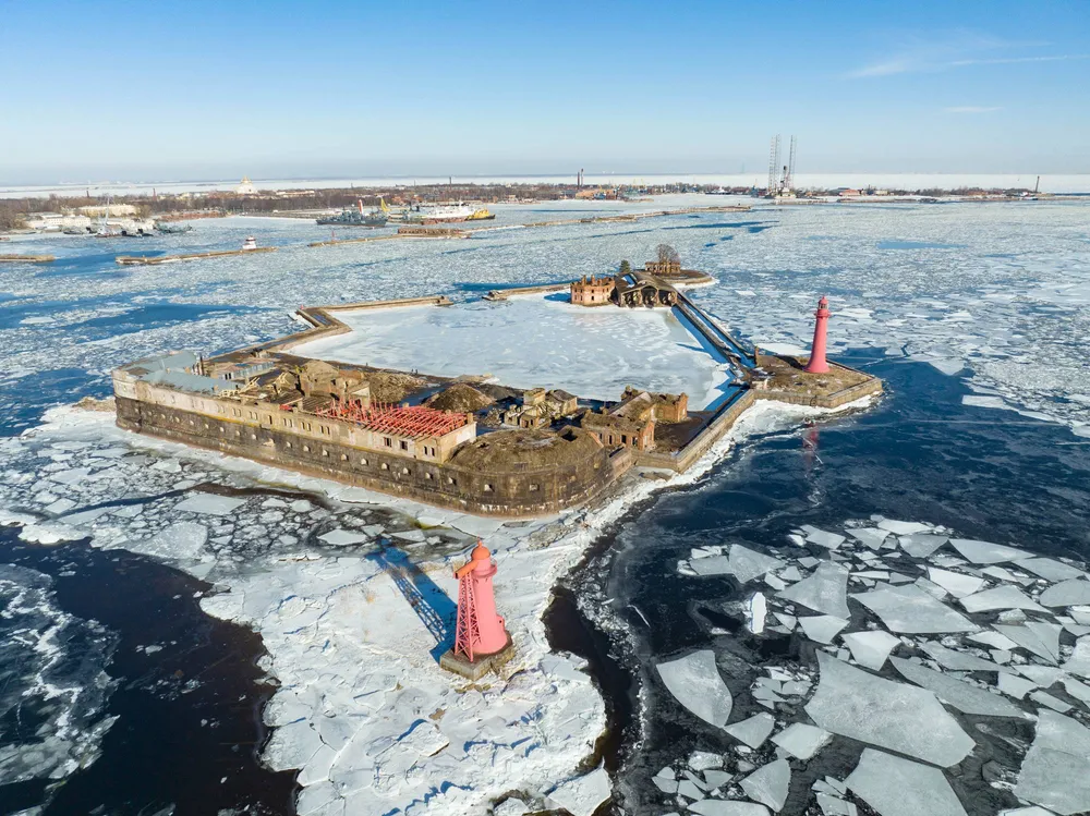 Форт Кроншлот посреди Финского залива в Кронштадте