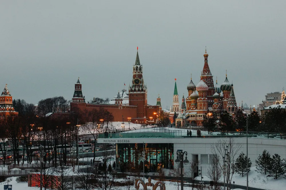 Заснеженный Московский Кремль и храм Василия Блаженного на Красной площади у парка Зарядье в Москве