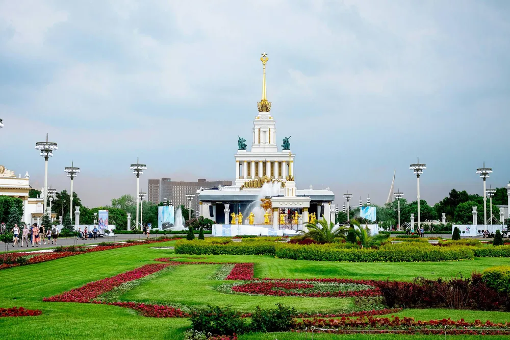 Главный павильон и фонтан Дружба народов на территории ВДНХ в Москве