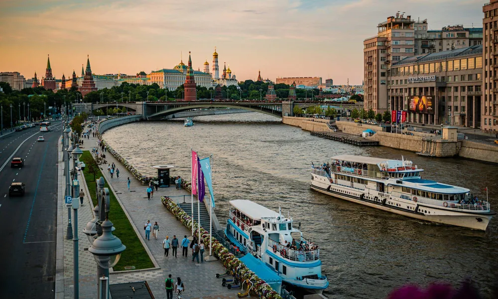 Электросуда Москвы работают круглый год как городской транспорт, позволяя перемещаться между районами и смотреть на город с воды. Фото: @asbey, unsplash.com