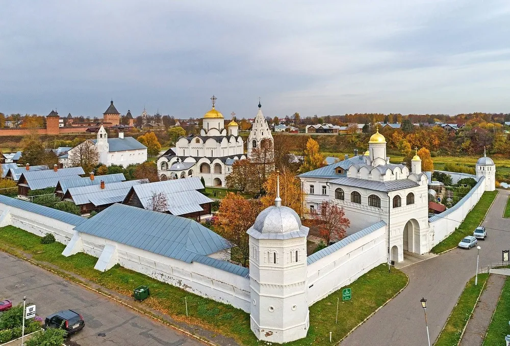 Вид на женский Покровский монастырь