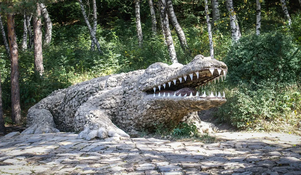 Каменная скульптура крокодила в Национальном парке Кисловодский