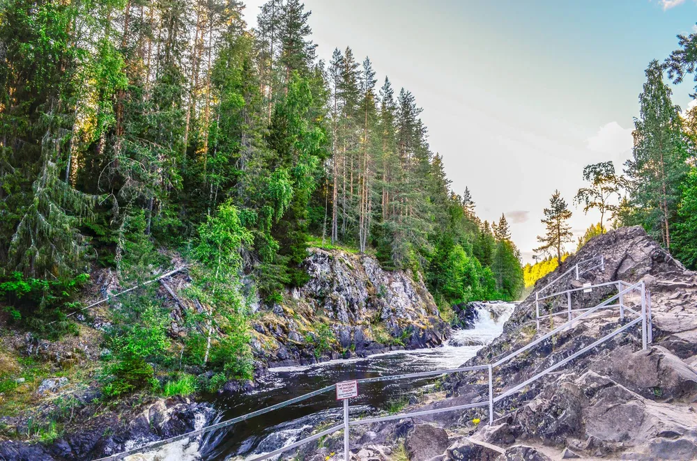 Водопад Кивач в Республике Карелия на реке Суна 