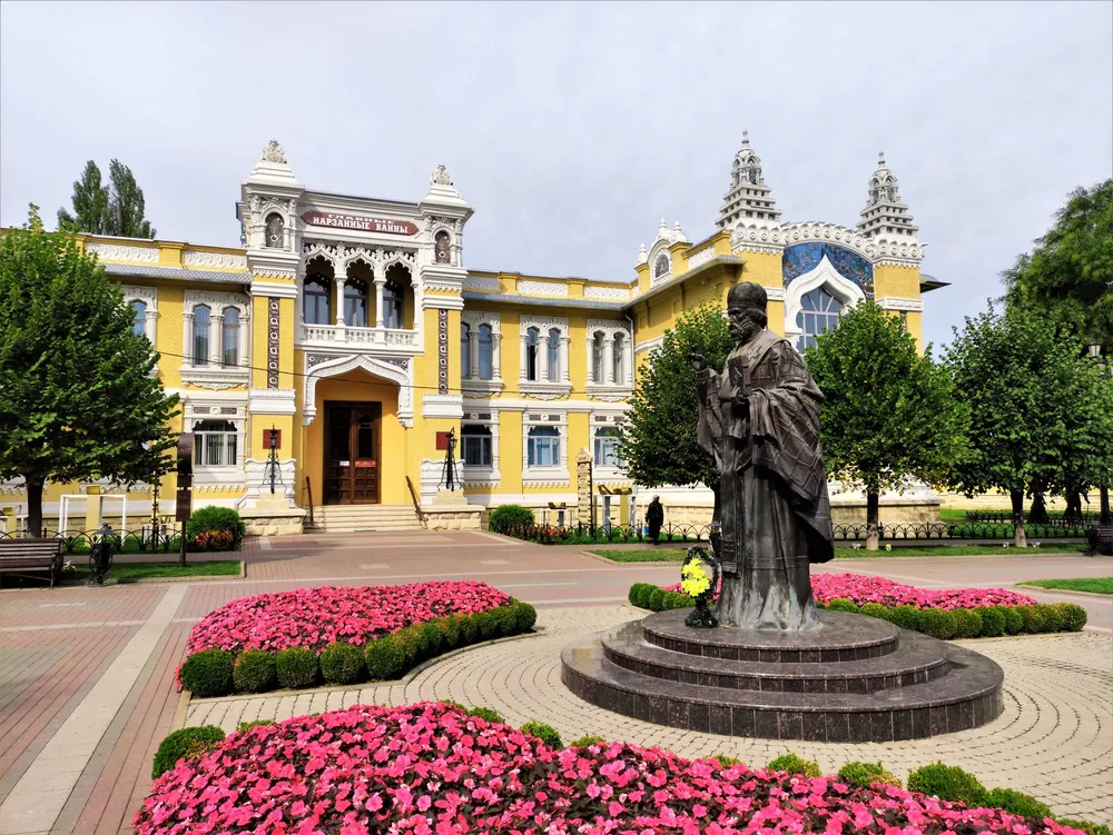 Главные нарзанные ванны в Кисловодске с памятником Николаю Чудотворцу 