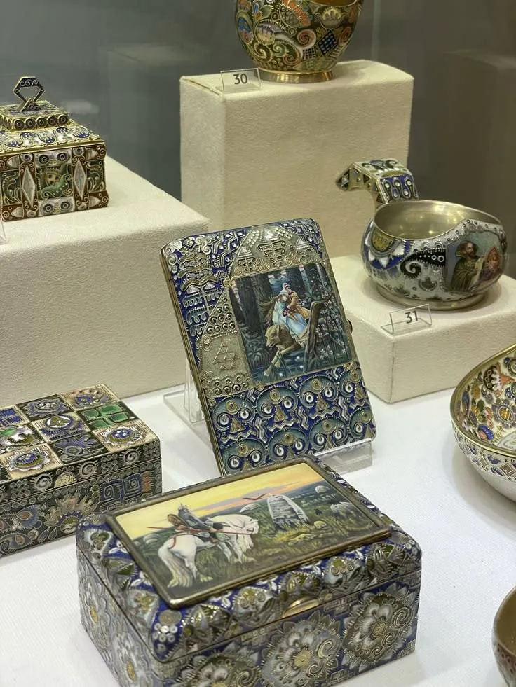 Зал с изделиями перегородчатой эмали