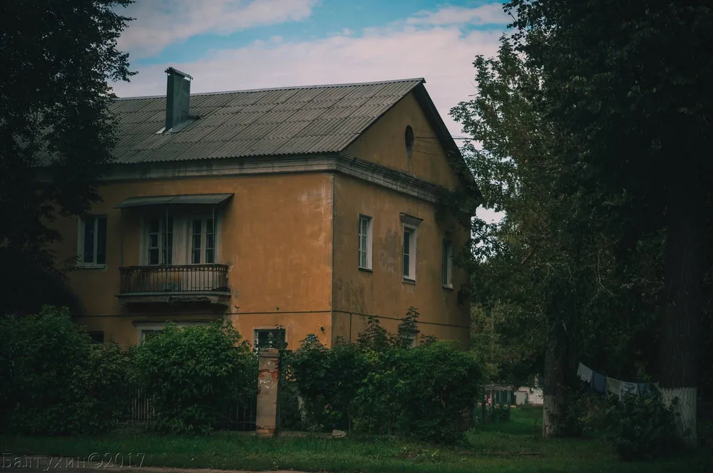 Дом с палисадом