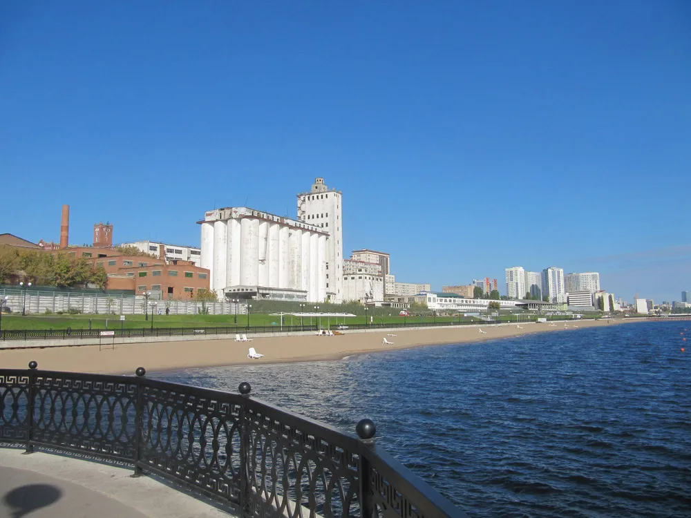 Песчаный пляж на Новой набережной в Саратове у реки Волги