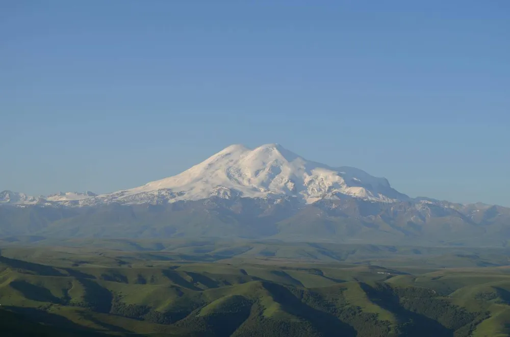 Панорама Эльбруса с плато Большой Бермамыт 