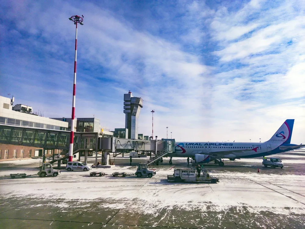 Самолет Уральских авиалиний у телетрапа в аэропорту Кольцово города Екатеринбурга
