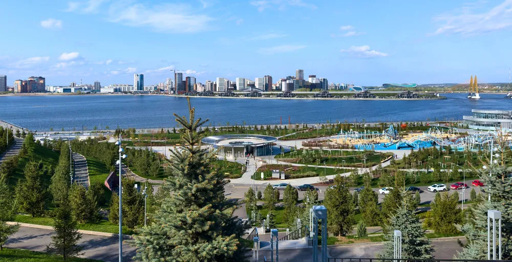 Кремлевская набережная с парком Елмай на берегу реки Казанки