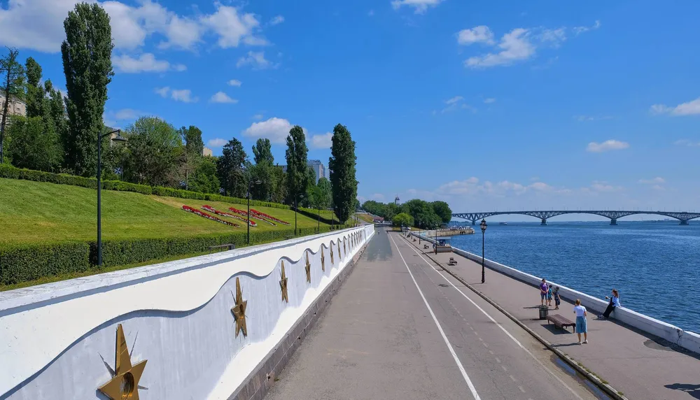 Набережная Космонавтов в Саратове на фоне Саратовского моста