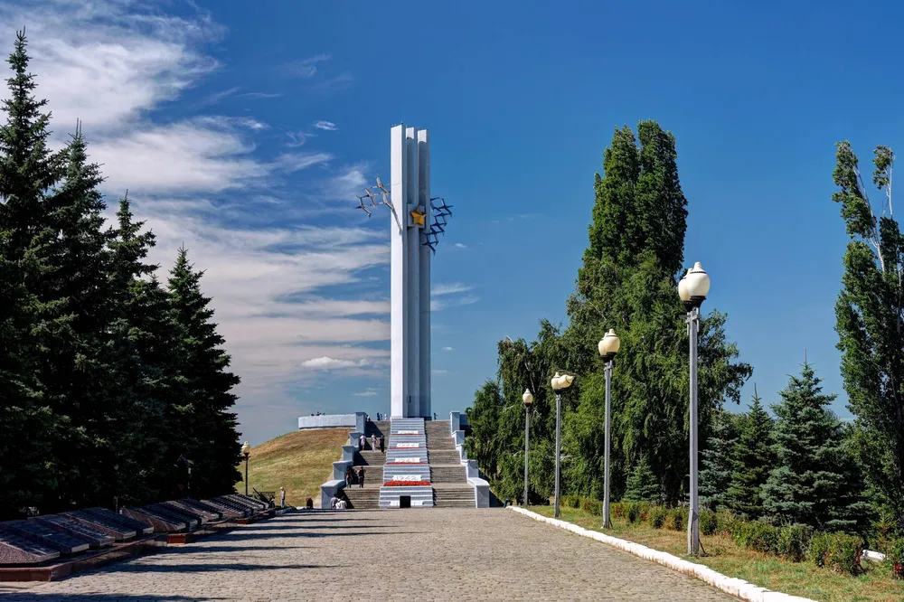 Мемориальный комплекс Журавли в Парке Победы на Соколовой горе в Саратове