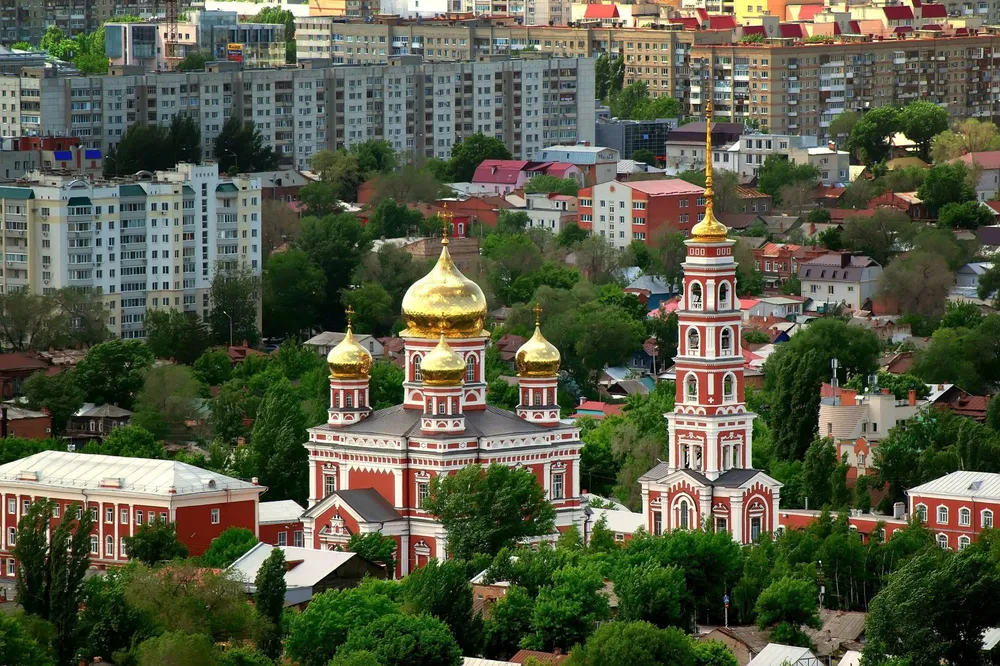 Покровский собор с многоярусной колокольней на улице Горького в Саратове