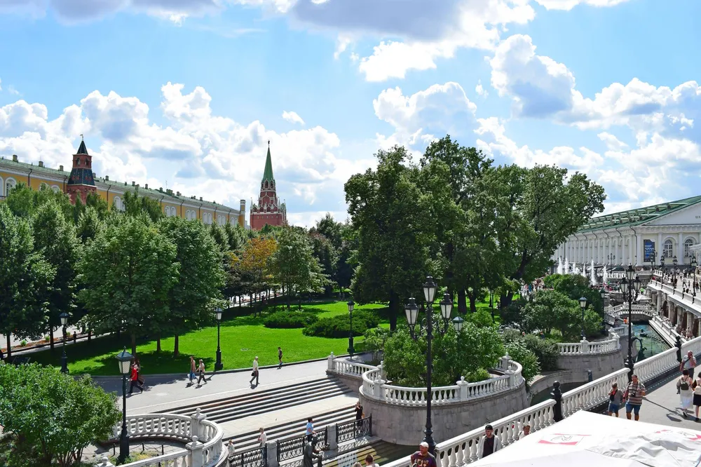 Александровский сад в Москве с видом на Кремлевскую башню, Манеж и пешеходную зону