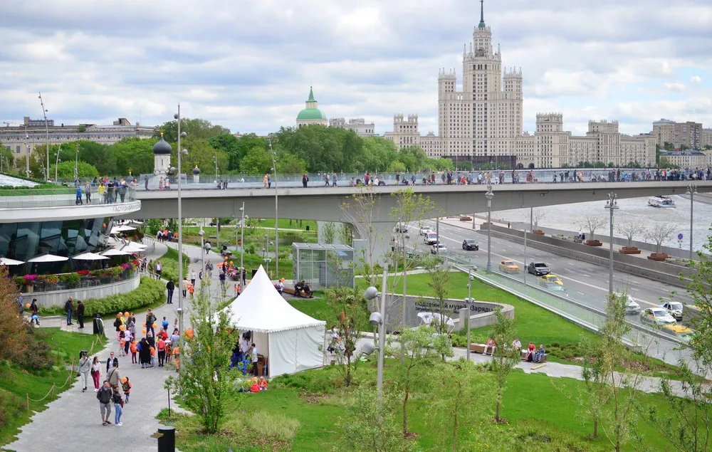 Парк Зарядье в Москве с Парящим мостом, Москворецкой набережной и сталинской высоткой на Котельнической