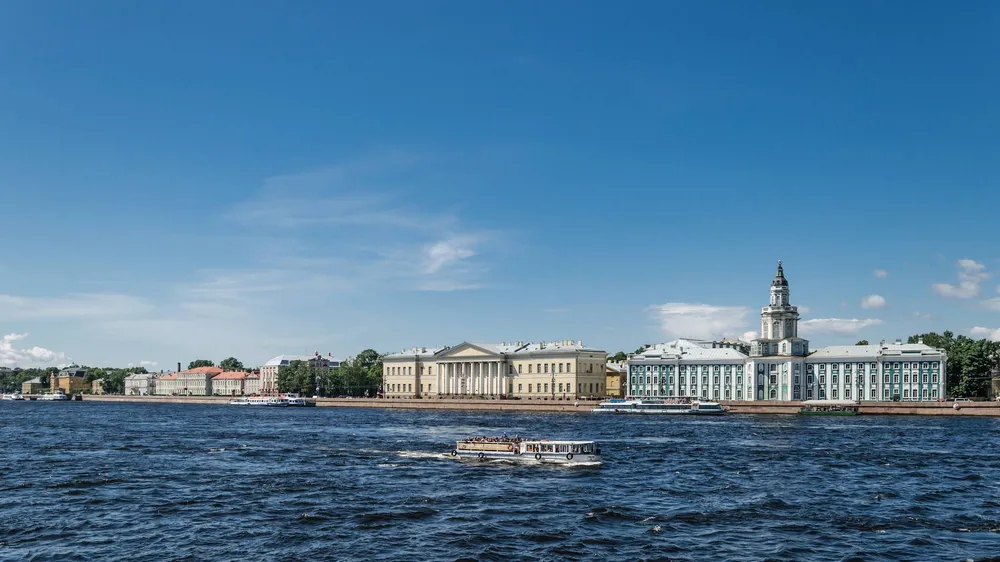 Университетская набережная на Васильевском острове в Санкт-Петербурге
