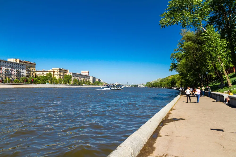 Пушкинская набережная в районе Якиманка в Москве