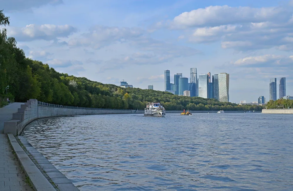 Воробьевская набережная в районе Раменки в Москве