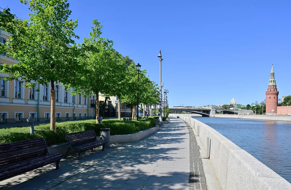 Софийская набережная в районе Якиманка в Москве