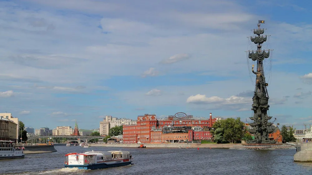 Берсеневская набережная в районе Якиманка в Москве