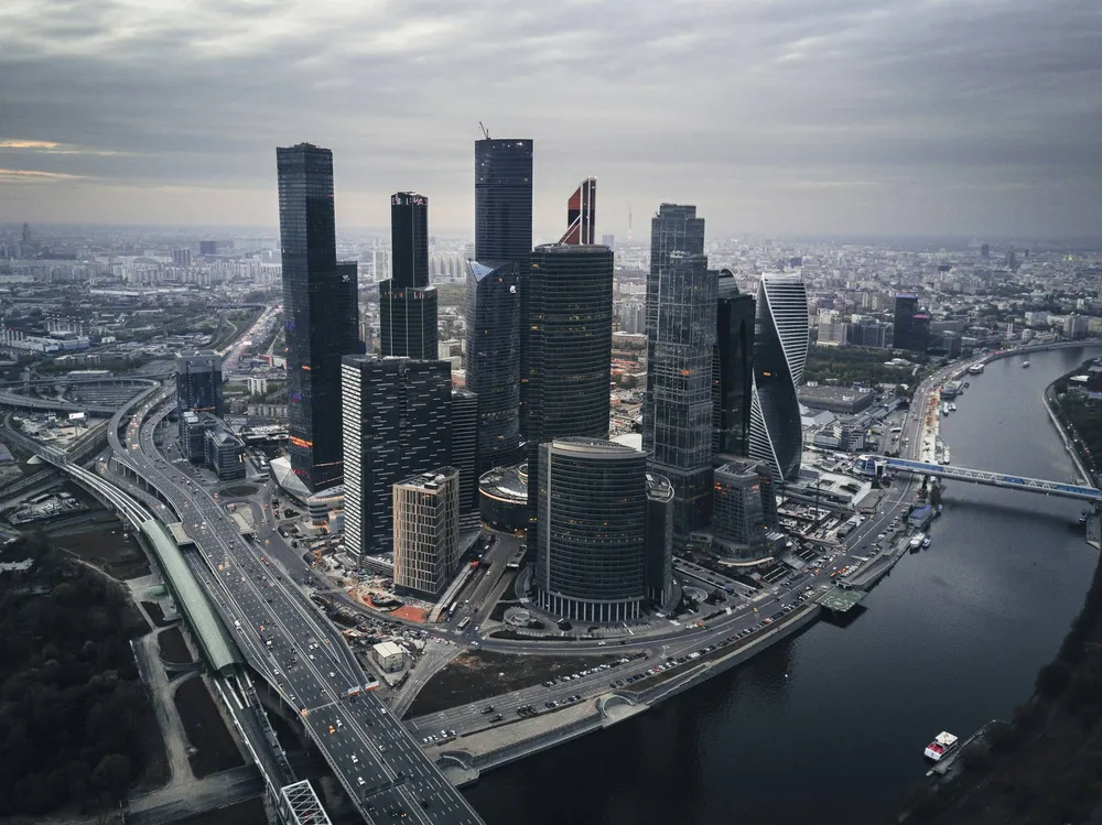 Пресненская набережная у подножия небоскребов делового центра Москва-Сити в Москве