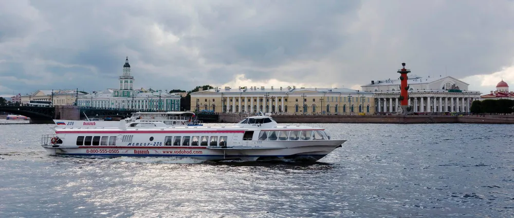 Теплоход Метеор-238 на реке Неве на фоне Стрелки Васильевского острова