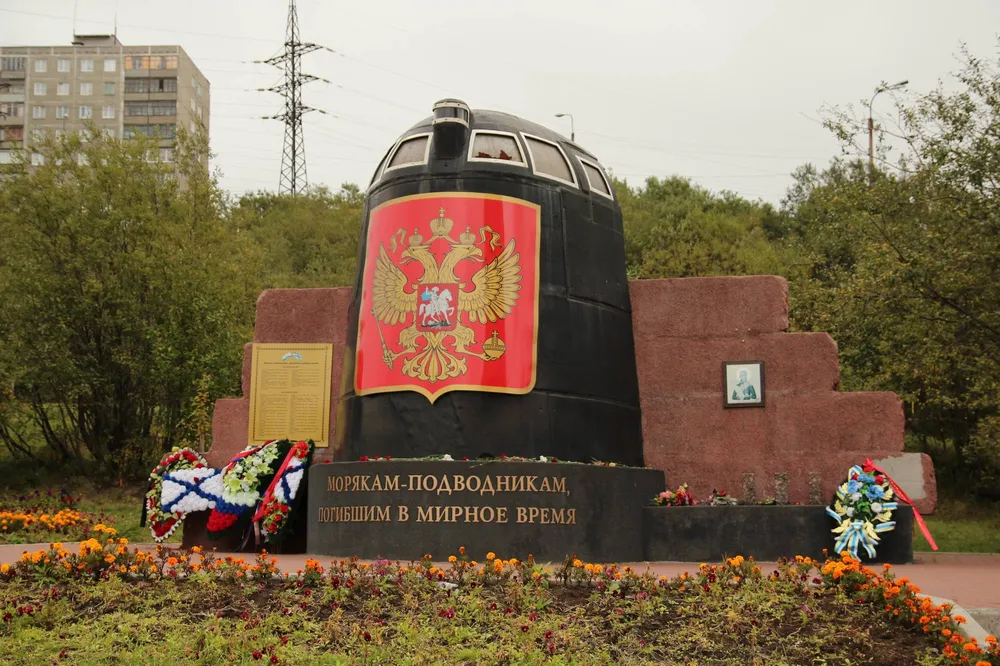 Памятник морякам-подводникам с рубкой атомной подлодки Курск в Мурманске