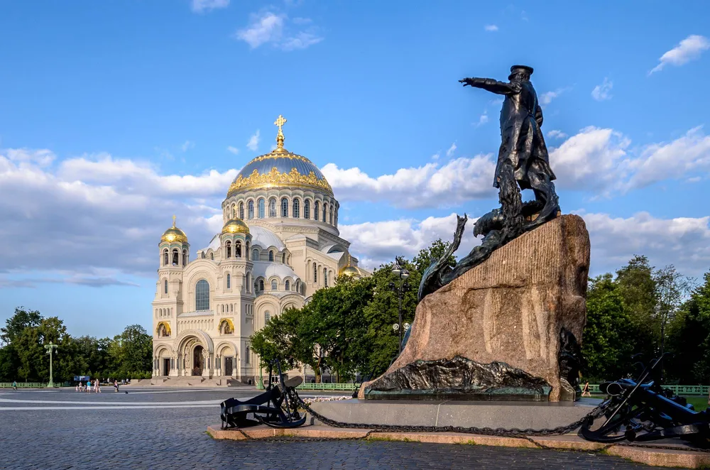 Памятник адмиралу Макарову на фоне Морского собора в Кронштадте