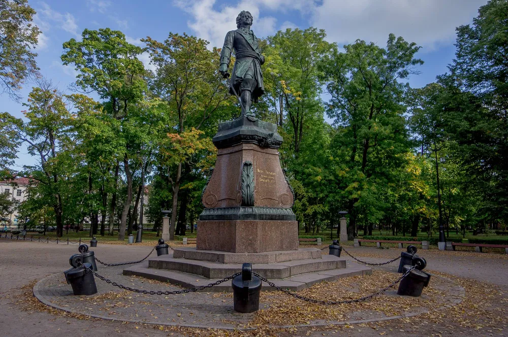 Памятник Петру I в Петровском парке Кронштадта