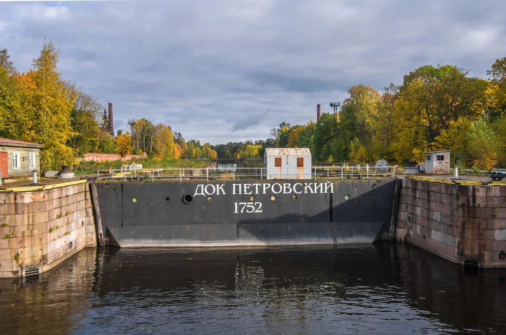 Плавающий затвор-батопорт Петровского дока в Кронштадте