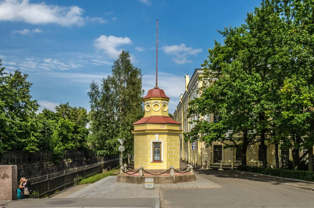 Кронштадтский футшток на берегу Обводного канала в Кронштадте