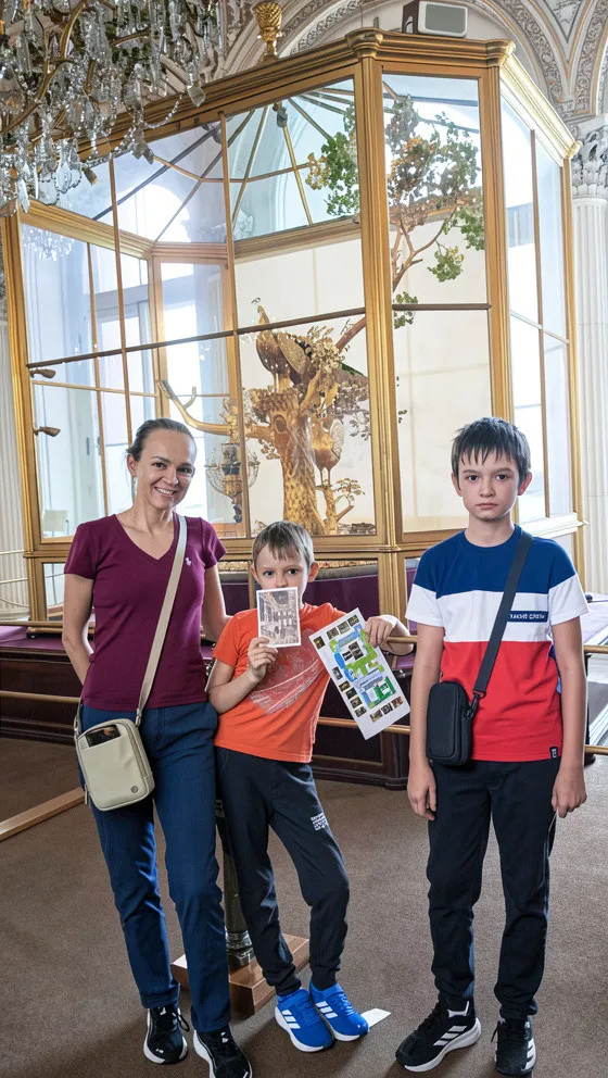 Детская экскурсия в Эрмитаж в игровой форме: дети с родителями