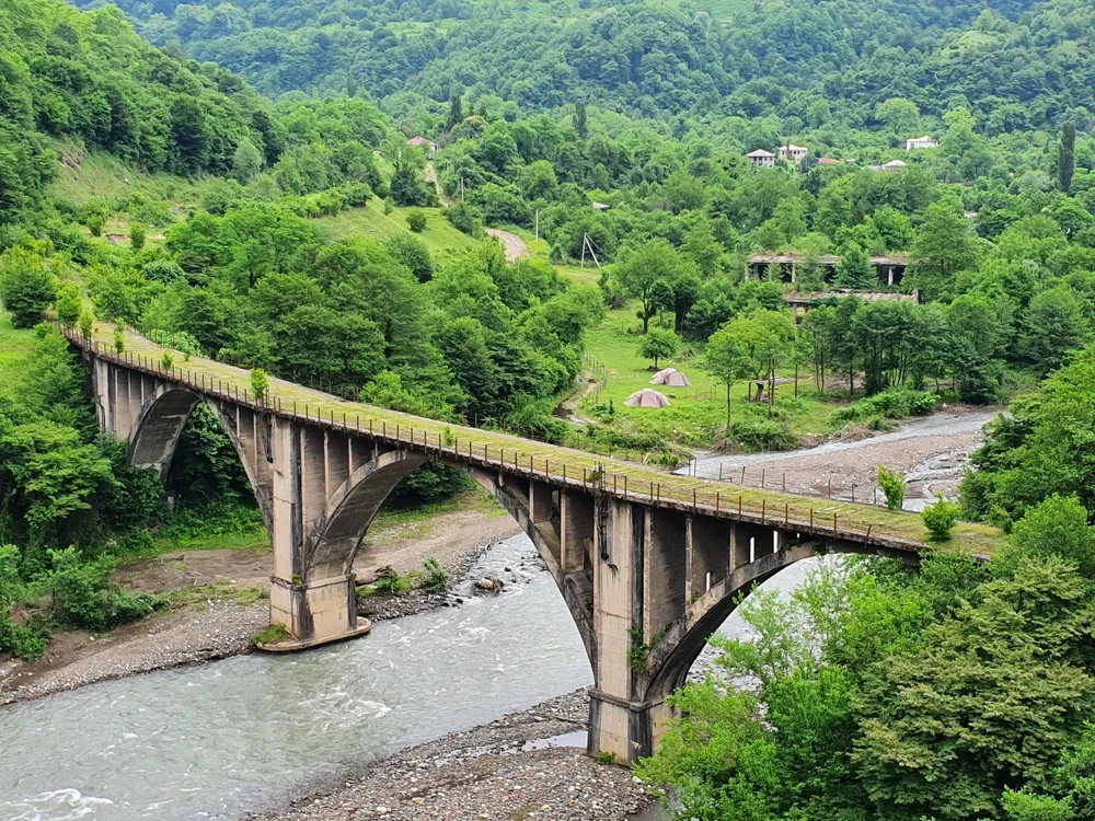 Экскурсия Ткуарчал, Акармара: город-призрак, застывший во времени
