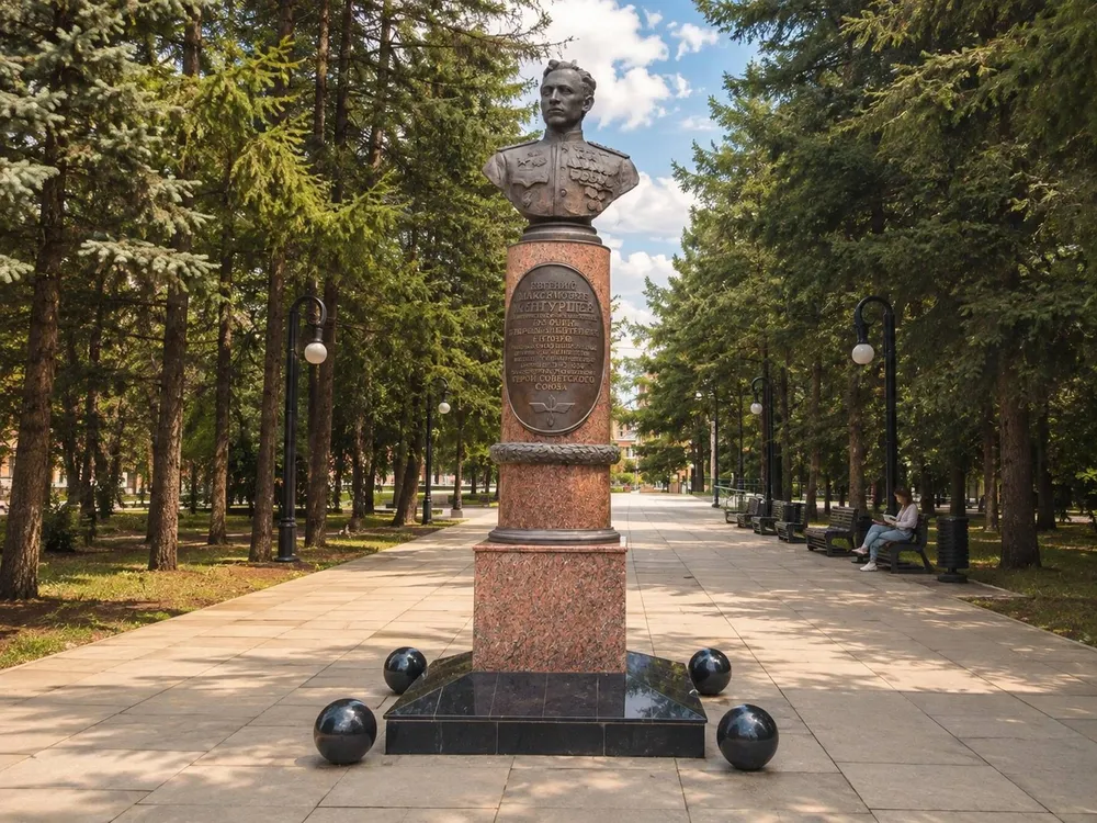 Бюст Евгения Кунгурцева