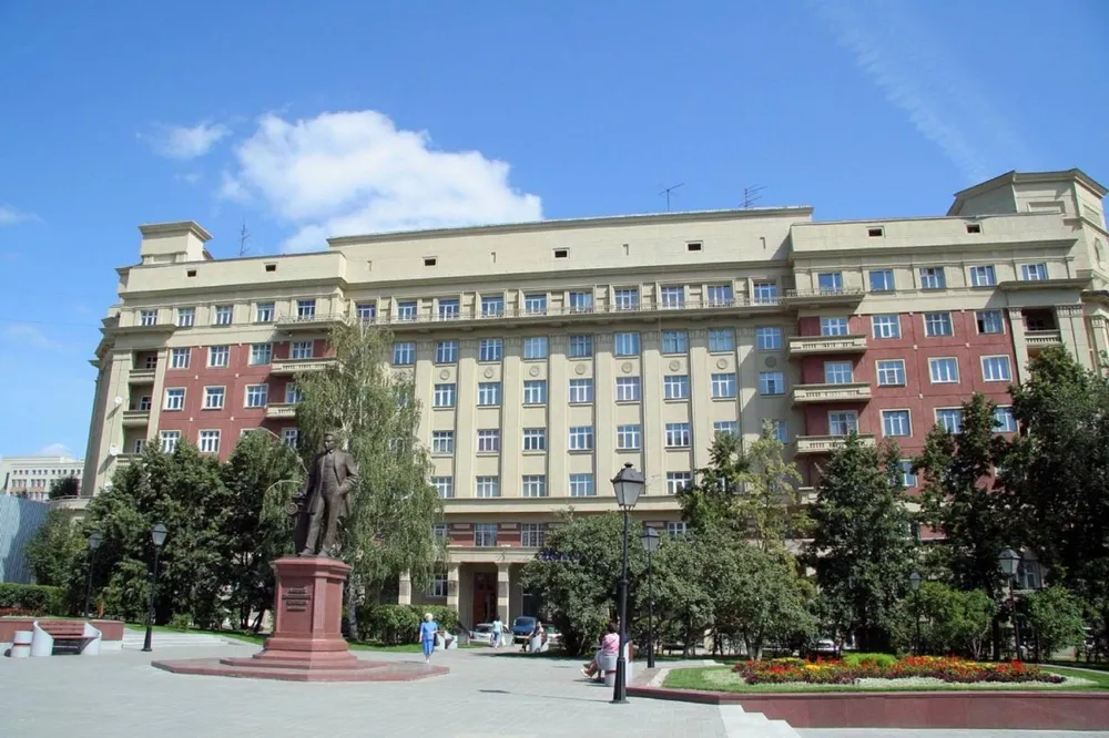 Стоквартирный дом и памятник Крячкову
