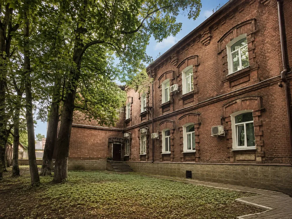 Исторические здания у озера